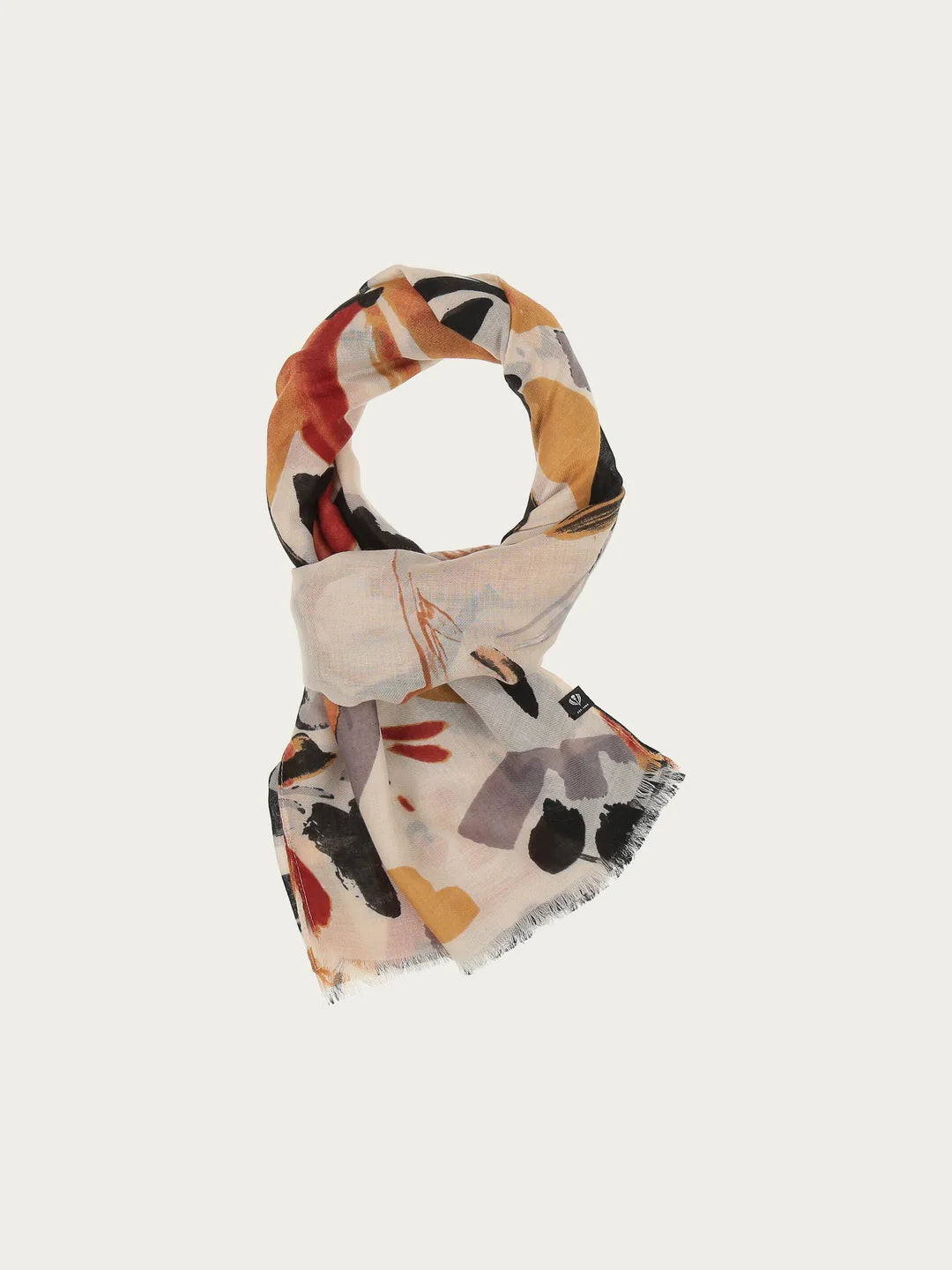 Romantic design, airy, light material: The FRAAS scarf with an abstract floral print will be your new favourite accessory. With its striking pattern, it will be the eye-catcher of your outfit. It is also a pro when it comes to sustainability, as it is made from recycled polyester made from used PET bottles.