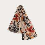 Romantic design, airy, light material: The FRAAS scarf with an abstract floral print will be your new favourite accessory. With its striking pattern, it will be the eye-catcher of your outfit. It is also a pro when it comes to sustainability, as it is made from recycled polyester made from used PET bottles.