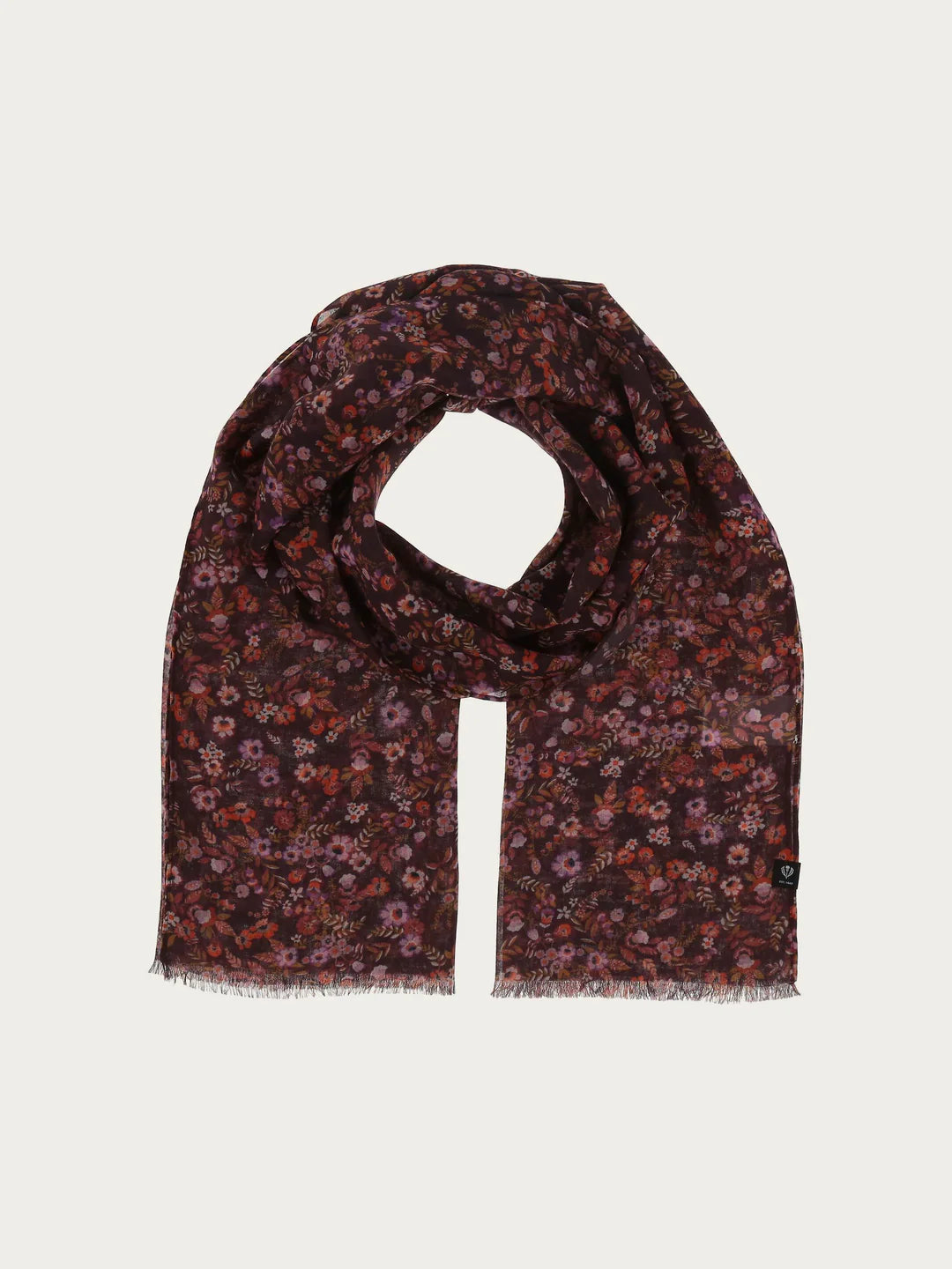 A floral dream: The FRAAS scarf with a floral print. Placed around the neck or shoulders, it keeps the wind out and puts a smile on our faces. Whether with a denim or leather jacket - this scarf goes with everything with a size of 70 x 180 cm. Another plus: It is part of the Sustainability Edition from FRAAS. The scarf was produced in a CO2-neutral way and is made of recycled polyester that was produced from used PET bottles. Looking stylish while protecting the environment has never been so easy.