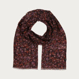 A floral dream: The FRAAS scarf with a floral print. Placed around the neck or shoulders, it keeps the wind out and puts a smile on our faces. Whether with a denim or leather jacket - this scarf goes with everything with a size of 70 x 180 cm. Another plus: It is part of the Sustainability Edition from FRAAS. The scarf was produced in a CO2-neutral way and is made of recycled polyester that was produced from used PET bottles. Looking stylish while protecting the environment has never been so easy.