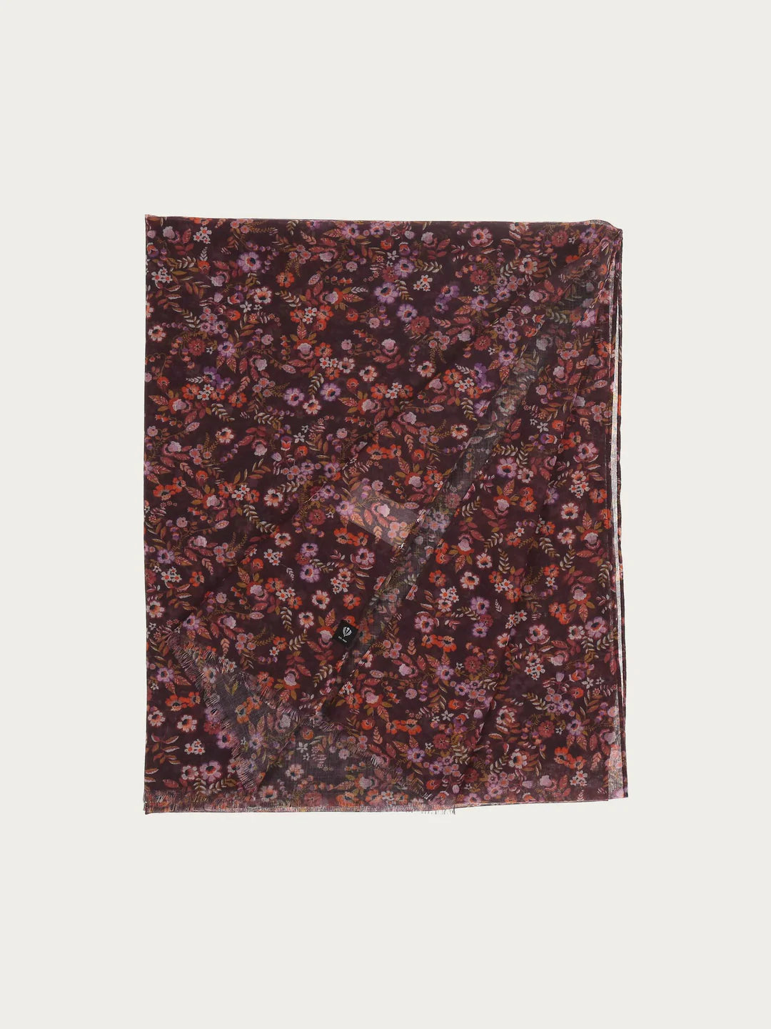 A floral dream: The FRAAS scarf with a floral print. Placed around the neck or shoulders, it keeps the wind out and puts a smile on our faces. Whether with a denim or leather jacket - this scarf goes with everything with a size of 70 x 180 cm. Another plus: It is part of the Sustainability Edition from FRAAS. The scarf was produced in a CO2-neutral way and is made of recycled polyester that was produced from used PET bottles. Looking stylish while protecting the environment has never been so easy.
