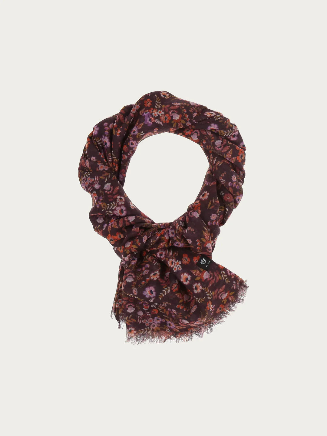 A floral dream: The FRAAS scarf with a floral print. Placed around the neck or shoulders, it keeps the wind out and puts a smile on our faces. Whether with a denim or leather jacket - this scarf goes with everything with a size of 70 x 180 cm. Another plus: It is part of the Sustainability Edition from FRAAS. The scarf was produced in a CO2-neutral way and is made of recycled polyester that was produced from used PET bottles. Looking stylish while protecting the environment has never been so easy.