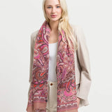 Sustainability professional: The FRAAS scarf with paisley design is a real eye-catcher and also good for the environment. It is made of recycled polyester made from used PET bottles. It was also produced in a CO2-neutral way. It can be combined with a casual jeans look as well as a business outfit. The accessory, measuring 70 x 180 cm, also offers several ways of tying it: casually wrapped around the neck or elegantly draped over the shoulders.