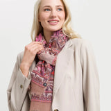 Sustainability professional: The FRAAS scarf with paisley design is a real eye-catcher and also good for the environment. It is made of recycled polyester made from used PET bottles. It was also produced in a CO2-neutral way. It can be combined with a casual jeans look as well as a business outfit. The accessory, measuring 70 x 180 cm, also offers several ways of tying it: casually wrapped around the neck or elegantly draped over the shoulders.