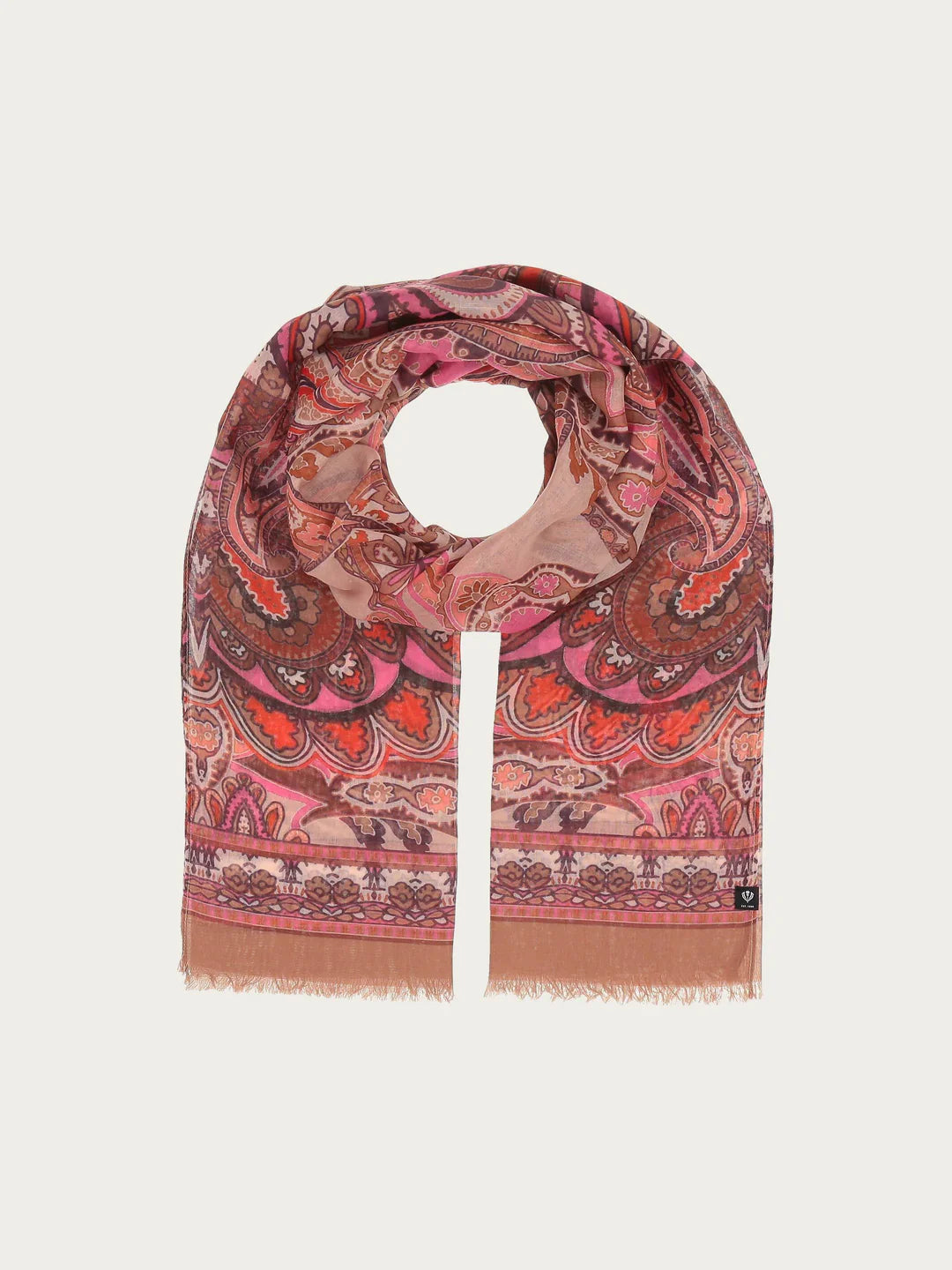 Sustainability professional: The FRAAS scarf with paisley design is a real eye-catcher and also good for the environment. It is made of recycled polyester made from used PET bottles. It was also produced in a CO2-neutral way. It can be combined with a casual jeans look as well as a business outfit. The accessory, measuring 70 x 180 cm, also offers several ways of tying it: casually wrapped around the neck or elegantly draped over the shoulders.