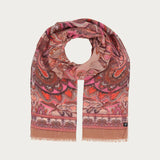 Sustainability professional: The FRAAS scarf with paisley design is a real eye-catcher and also good for the environment. It is made of recycled polyester made from used PET bottles. It was also produced in a CO2-neutral way. It can be combined with a casual jeans look as well as a business outfit. The accessory, measuring 70 x 180 cm, also offers several ways of tying it: casually wrapped around the neck or elegantly draped over the shoulders.