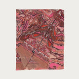 Sustainability professional: The FRAAS scarf with paisley design is a real eye-catcher and also good for the environment. It is made of recycled polyester made from used PET bottles. It was also produced in a CO2-neutral way. It can be combined with a casual jeans look as well as a business outfit. The accessory, measuring 70 x 180 cm, also offers several ways of tying it: casually wrapped around the neck or elegantly draped over the shoulders.