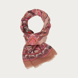 Sustainability professional: The FRAAS scarf with paisley design is a real eye-catcher and also good for the environment. It is made of recycled polyester made from used PET bottles. It was also produced in a CO2-neutral way. It can be combined with a casual jeans look as well as a business outfit. The accessory, measuring 70 x 180 cm, also offers several ways of tying it: casually wrapped around the neck or elegantly draped over the shoulders.