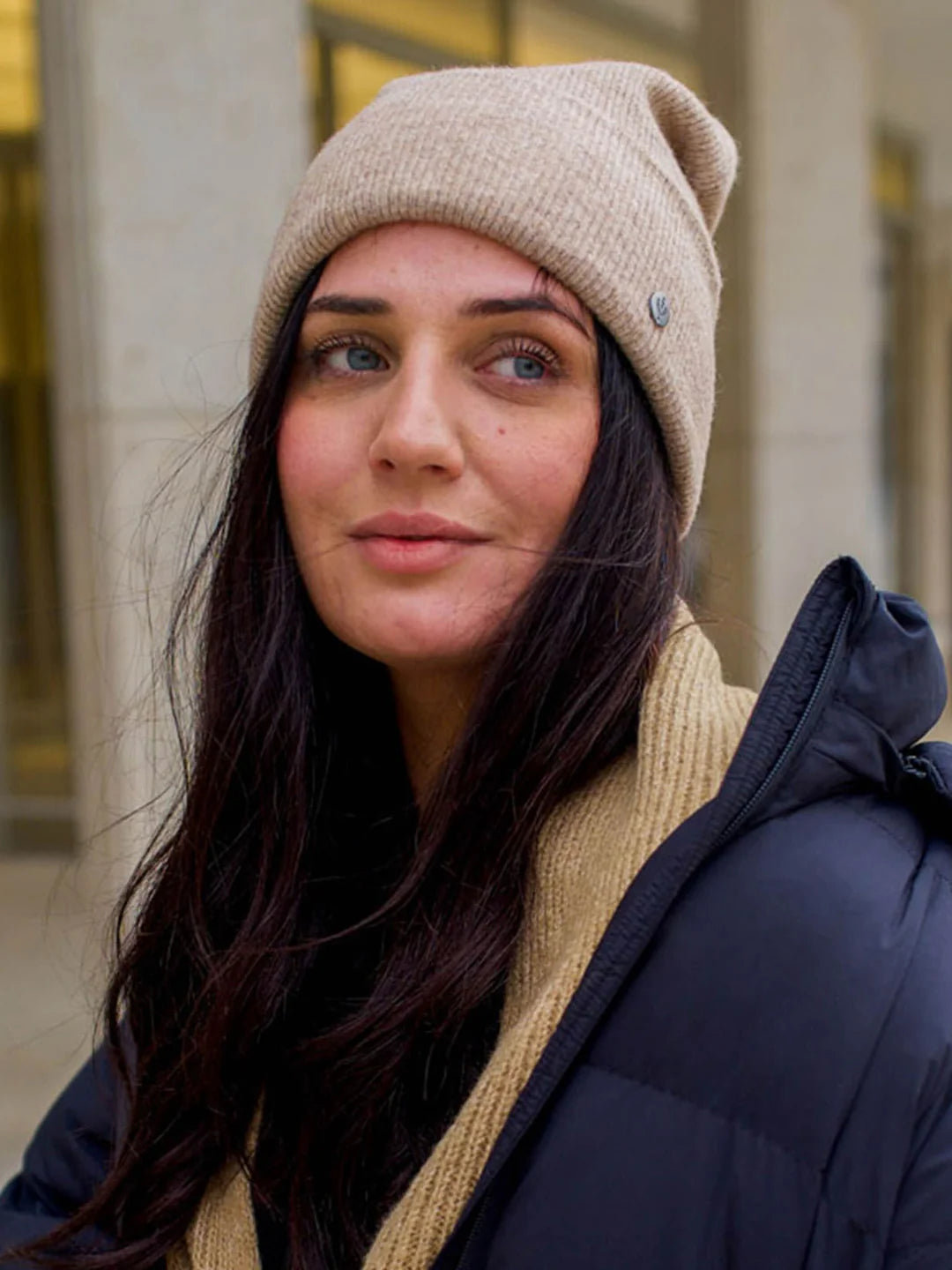 Keep it simple: the single-coloured knitted hat from FRAAS goes with any outfit - whether with a casual winter jacket or an elegant women's coat. Measuring 20 x 24 cm, the hat is super comfortable to wear and sits perfectly on the head without slipping. It is also a real sustainability pro, as it is made from recycled polyester produced from used PET bottles. What's more, it was produced in a CO2-neutral way. You'll have a lot of fun with this headgear on a walk in winter.