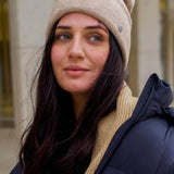 Keep it simple: the single-coloured knitted hat from FRAAS goes with any outfit - whether with a casual winter jacket or an elegant women's coat. Measuring 20 x 24 cm, the hat is super comfortable to wear and sits perfectly on the head without slipping. It is also a real sustainability pro, as it is made from recycled polyester produced from used PET bottles. What's more, it was produced in a CO2-neutral way. You'll have a lot of fun with this headgear on a walk in winter.