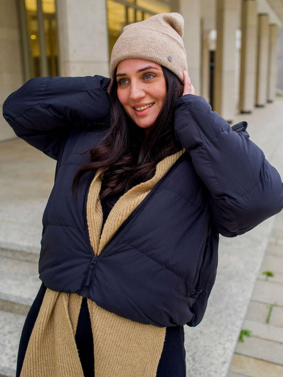 Keep it simple: the single-coloured knitted hat from FRAAS goes with any outfit - whether with a casual winter jacket or an elegant women's coat. Measuring 20 x 24 cm, the hat is super comfortable to wear and sits perfectly on the head without slipping. It is also a real sustainability pro, as it is made from recycled polyester produced from used PET bottles. What's more, it was produced in a CO2-neutral way. You'll have a lot of fun with this headgear on a walk in winter.