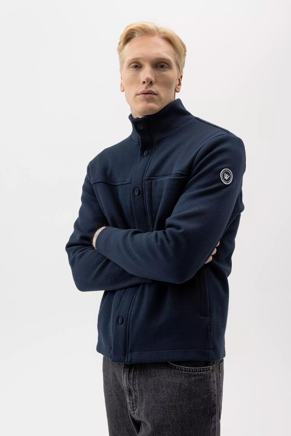 Wind-lined milano knitted jacket / overshirt in 100% cotton. Hidden zipper with button placket and chest pocket. Practical pockets on the sides with zipper. Regular fit. The sweater has a windproof lining that consists of 96% polyester and 4% elastane. No chemicals are used to achieve the windproof function. Instead, the lining is manufactured with a special weaving technique that makes the fabric extremely tightly woven and therefore also windproof, while the fabric breathes.