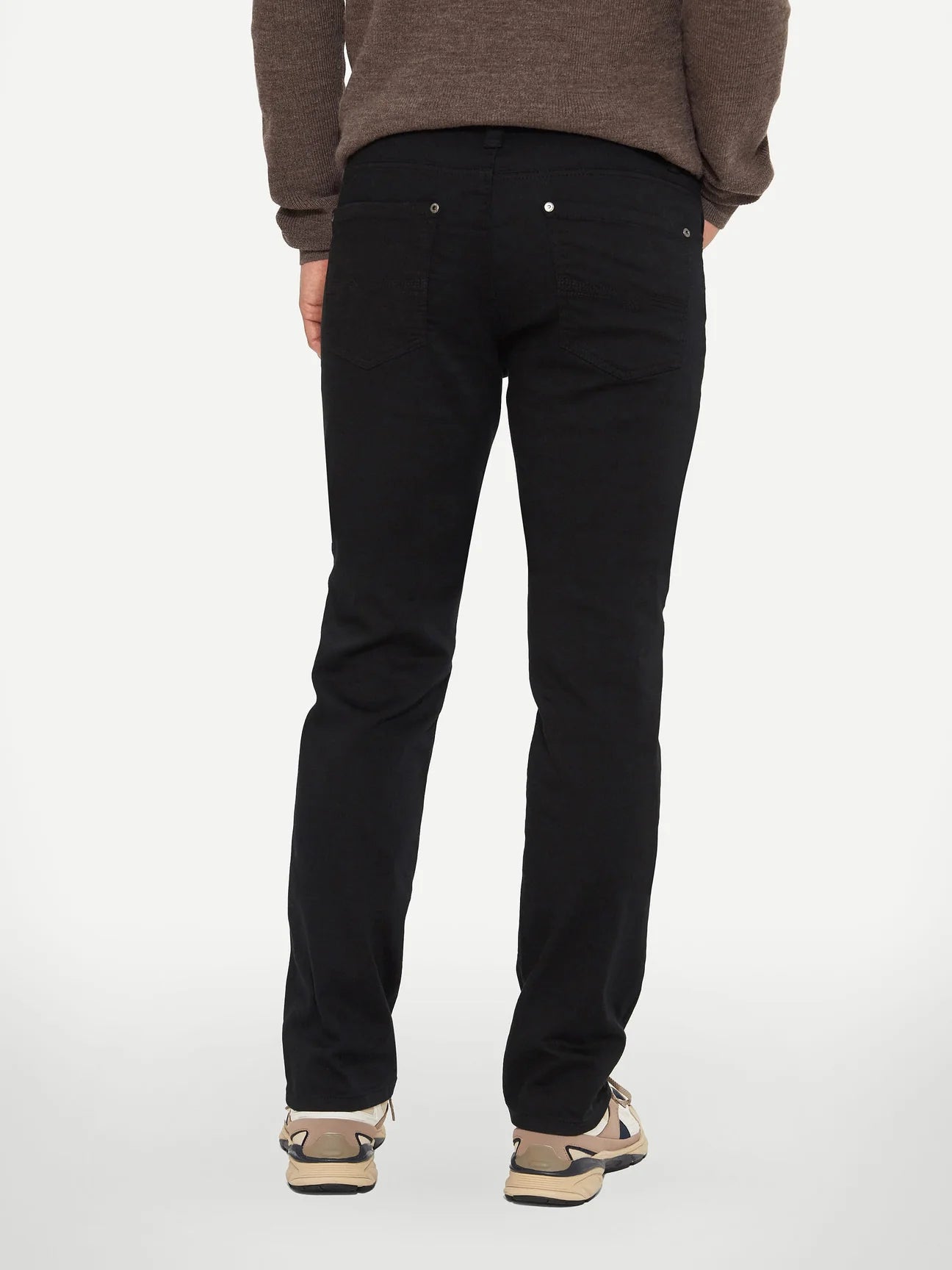 Looking for that oh so colourful but classy pair of jeans? Look no more! With its stretch twill, this pant guarantees ease of movement and style for your everyday activities.