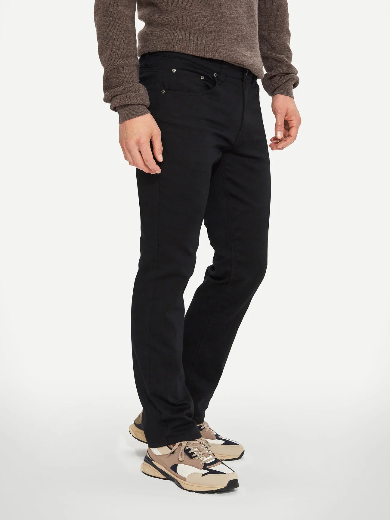 Looking for that oh so colourful but classy pair of jeans? Look no more! With its stretch twill, this pant guarantees ease of movement and style for your everyday activities.