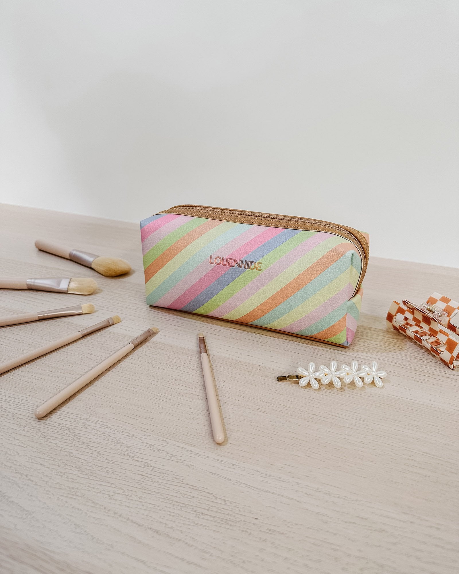 The Louenhide Brianna Makeup Bag is the perfect addition to your beauty routine. Exude style on your next adventure with the visually captivating pattern. Complete with a set of makeup brushes, this women’s small makeup bag is the perfect size for travel.