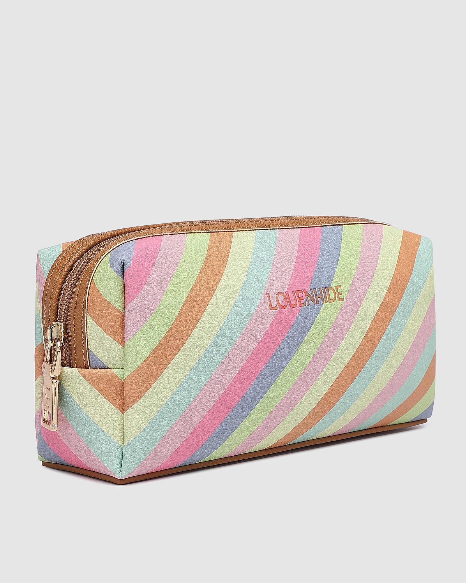 The Louenhide Brianna Makeup Bag is the perfect addition to your beauty routine. Exude style on your next adventure with the visually captivating pattern. Complete with a set of makeup brushes, this women’s small makeup bag is the perfect size for travel.