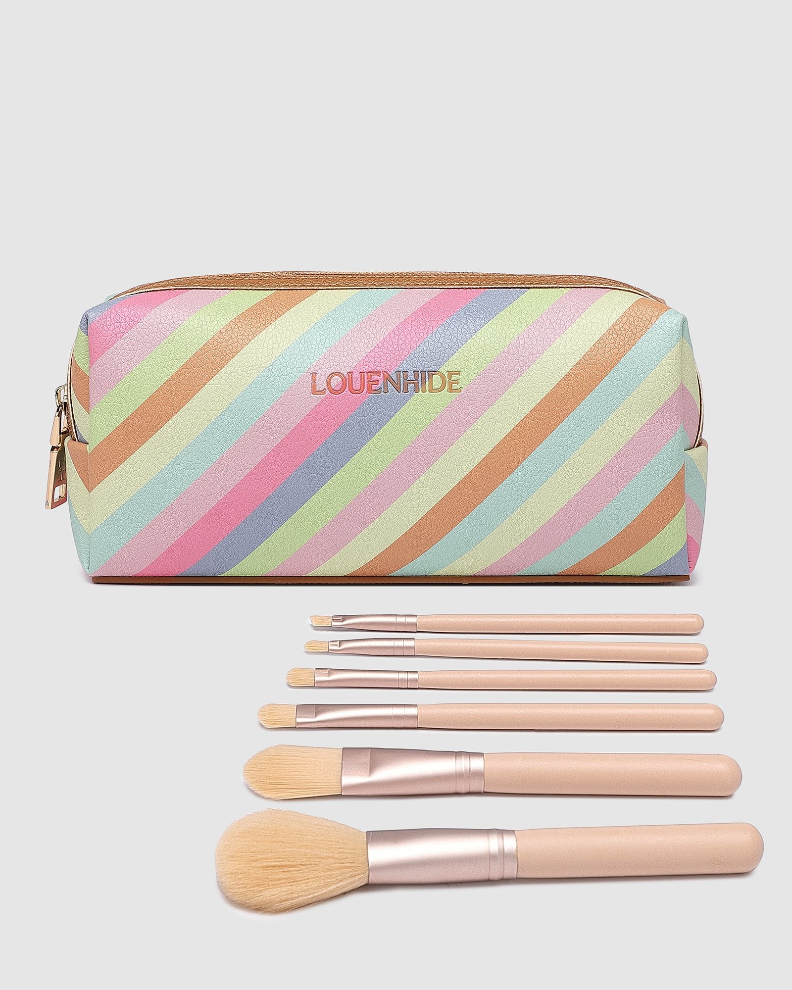 The Louenhide Brianna Makeup Bag is the perfect addition to your beauty routine. Exude style on your next adventure with the visually captivating pattern. Complete with a set of makeup brushes, this women’s small makeup bag is the perfect size for travel.