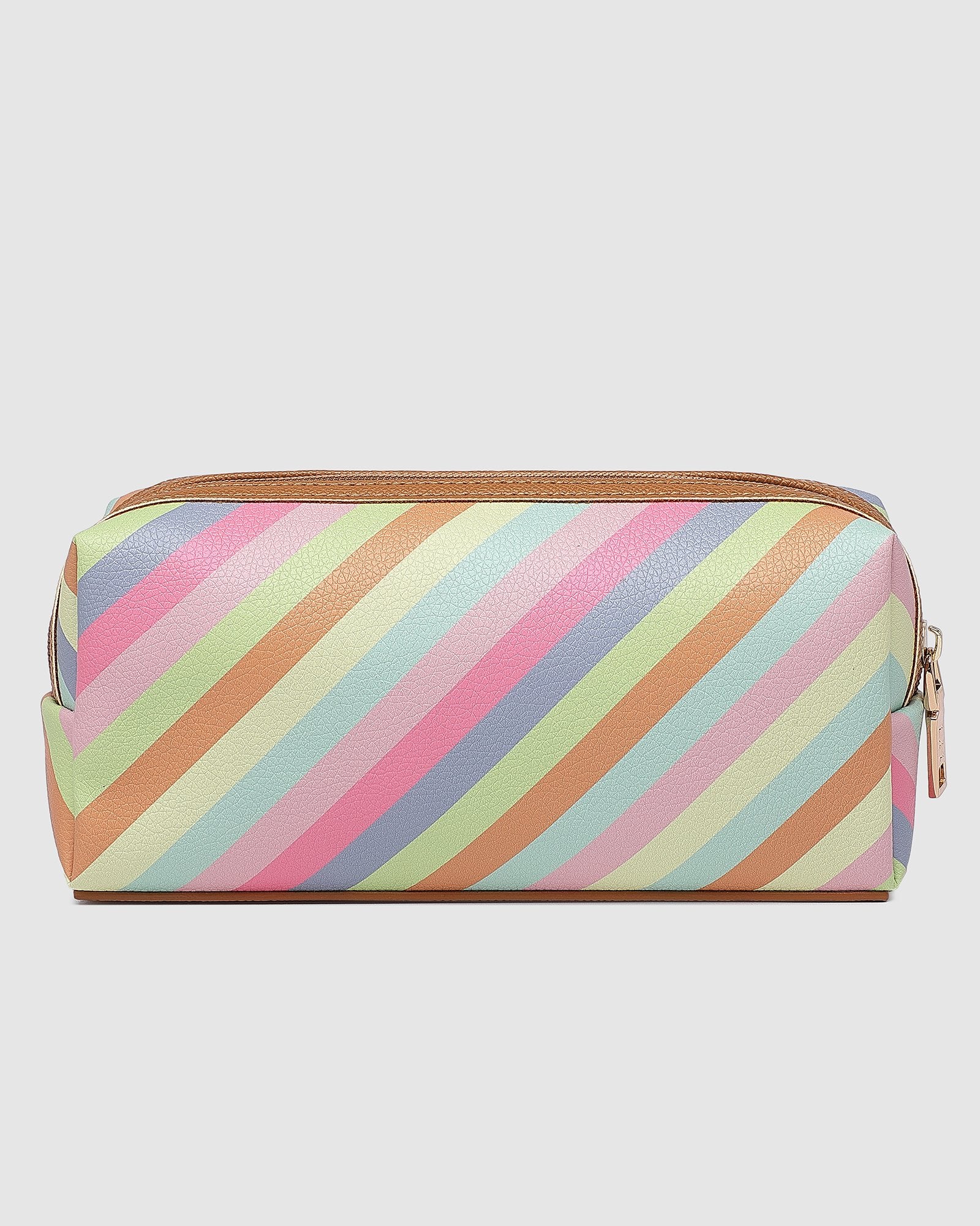 The Louenhide Brianna Makeup Bag is the perfect addition to your beauty routine. Exude style on your next adventure with the visually captivating pattern. Complete with a set of makeup brushes, this women’s small makeup bag is the perfect size for travel.