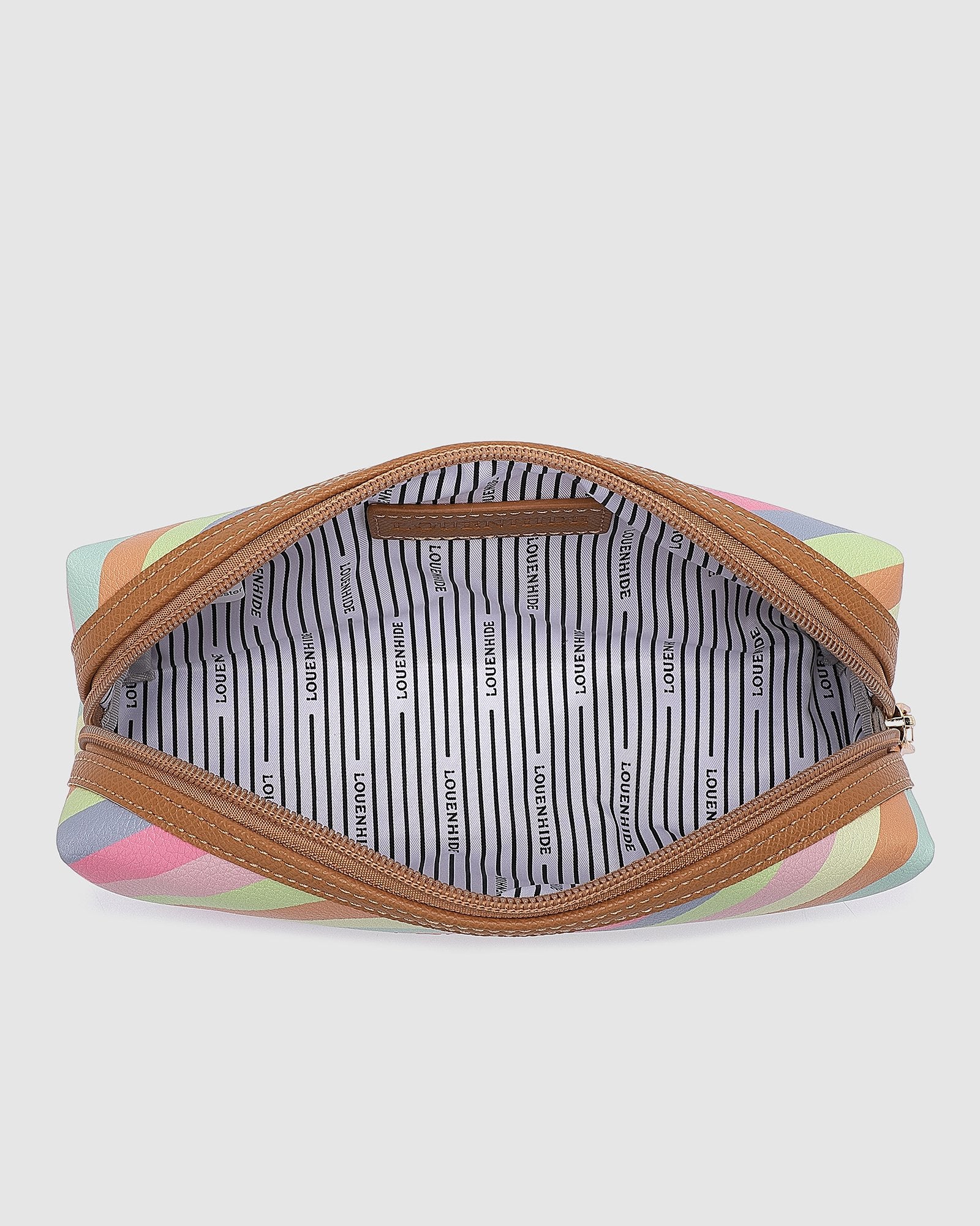 The Louenhide Brianna Makeup Bag is the perfect addition to your beauty routine. Exude style on your next adventure with the visually captivating pattern. Complete with a set of makeup brushes, this women’s small makeup bag is the perfect size for travel.