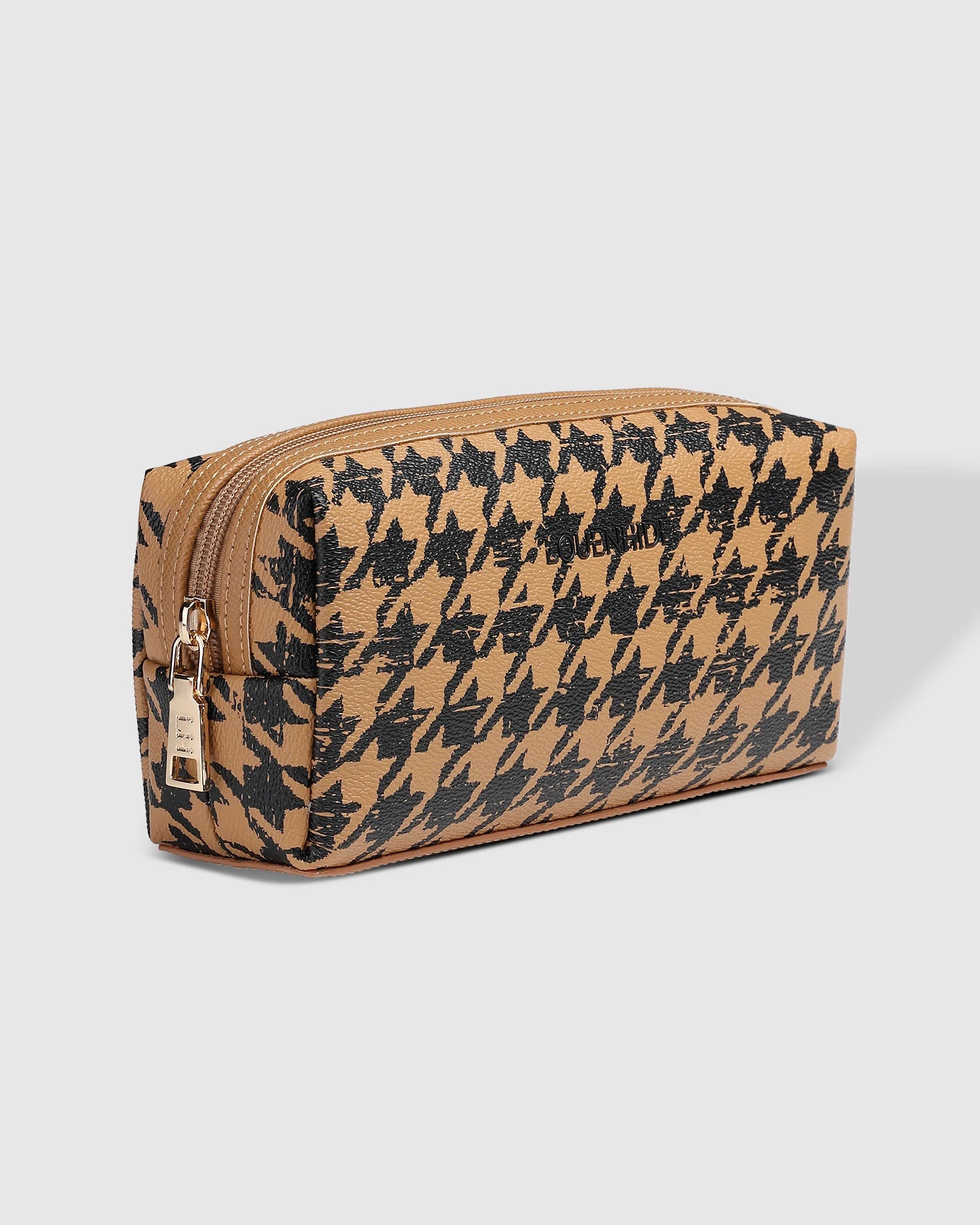 The Louenhide Brianna Makeup Bag is the perfect addition to your beauty routine. Exude style on your next adventure with the visually captivating camel and black houndstooth pattern. Complete with a set of makeup brushes, this women’s small makeup bag is the perfect size for travel.