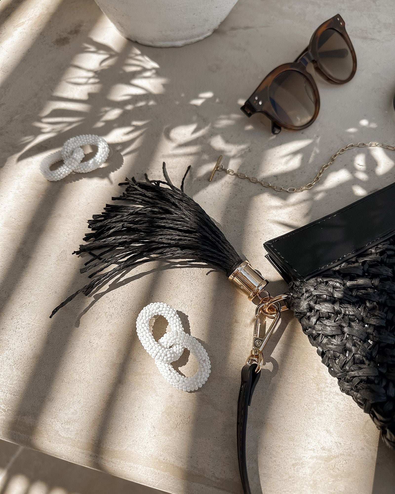The Louenhide Fern Raffia Crossbody is the ultimate accessory for your summer getaway. Doubling as a crossbody or clutch, it embodies the essence of sun-soaked adventures and chic style.