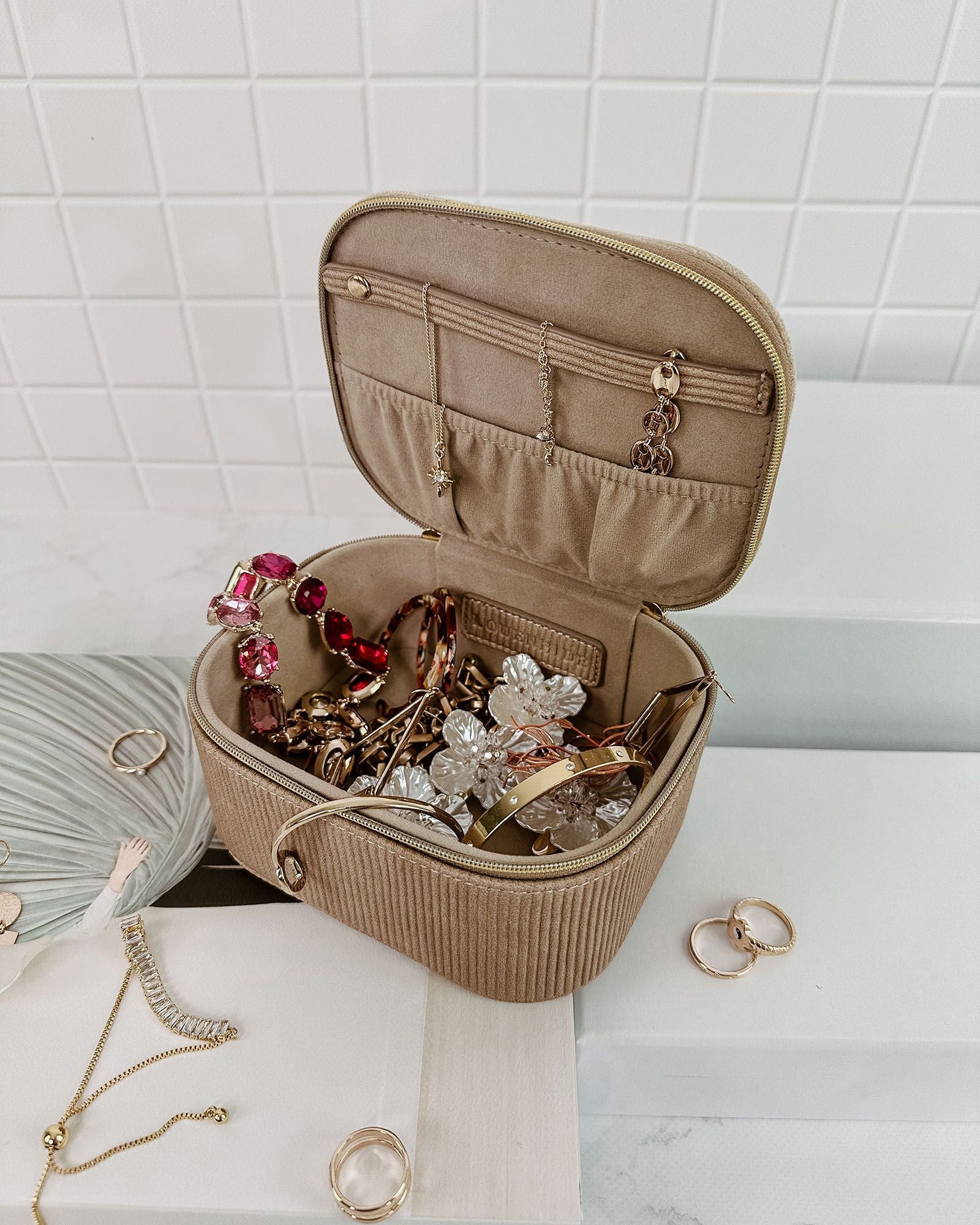 The Louenhide Jesse Jewelry Case is a medium size, rectangular jewelry case designed to go wherever you go.