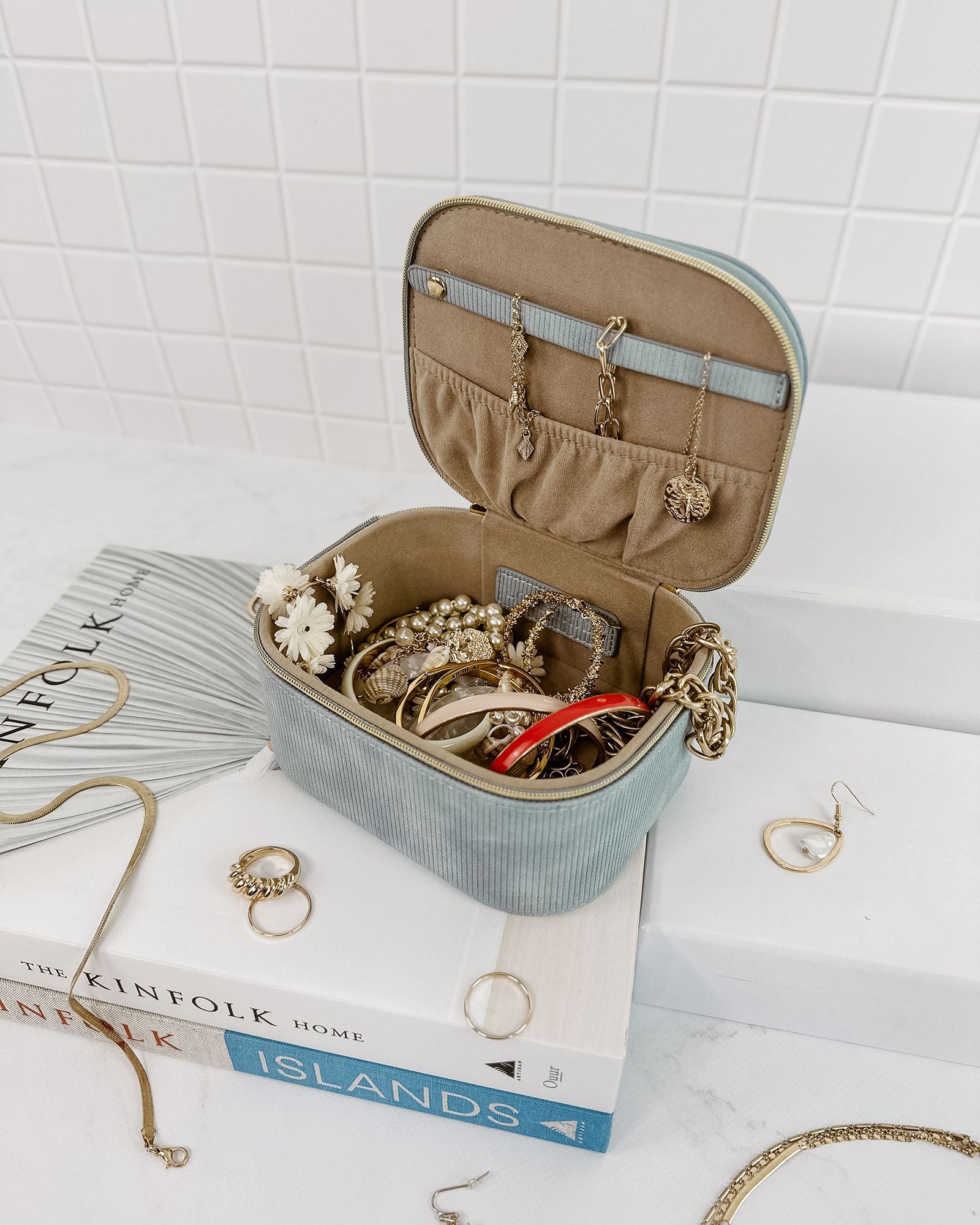 The Louenhide Jesse Jewelry Case is a medium size, rectangular jewelry case designed to go wherever you go. 