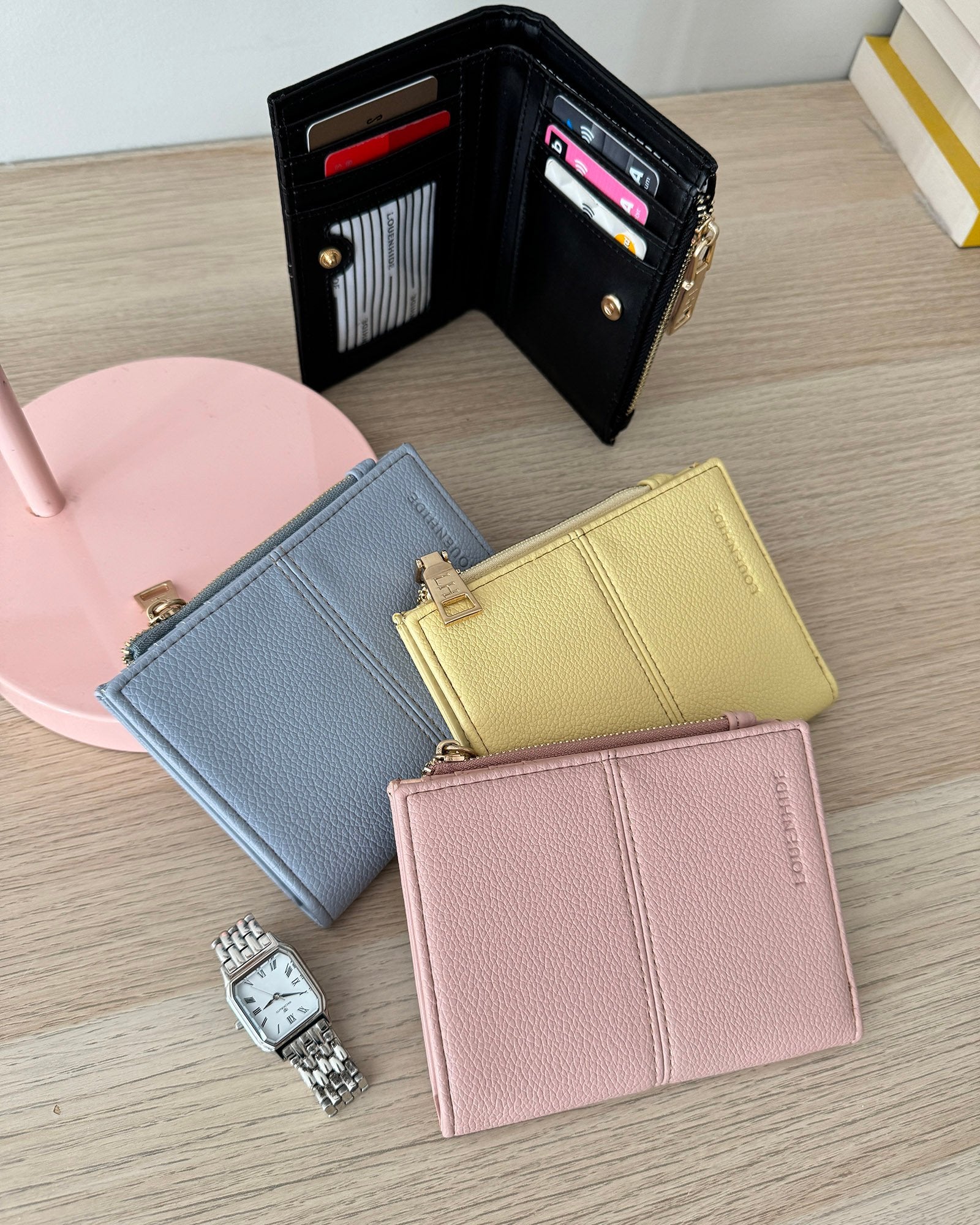 The Louenhide Blondie Wallet is the perfect everyday accessory to keep your cards, bills and coins all in one place. Say goodbye to bulky wallets and hello to a slim streamlined women's coin purse that effortlessly fits in your pocket or favourite Louenhide bag. If you prefer a minimalistic look this sleek card holder is the perfect fit for you.