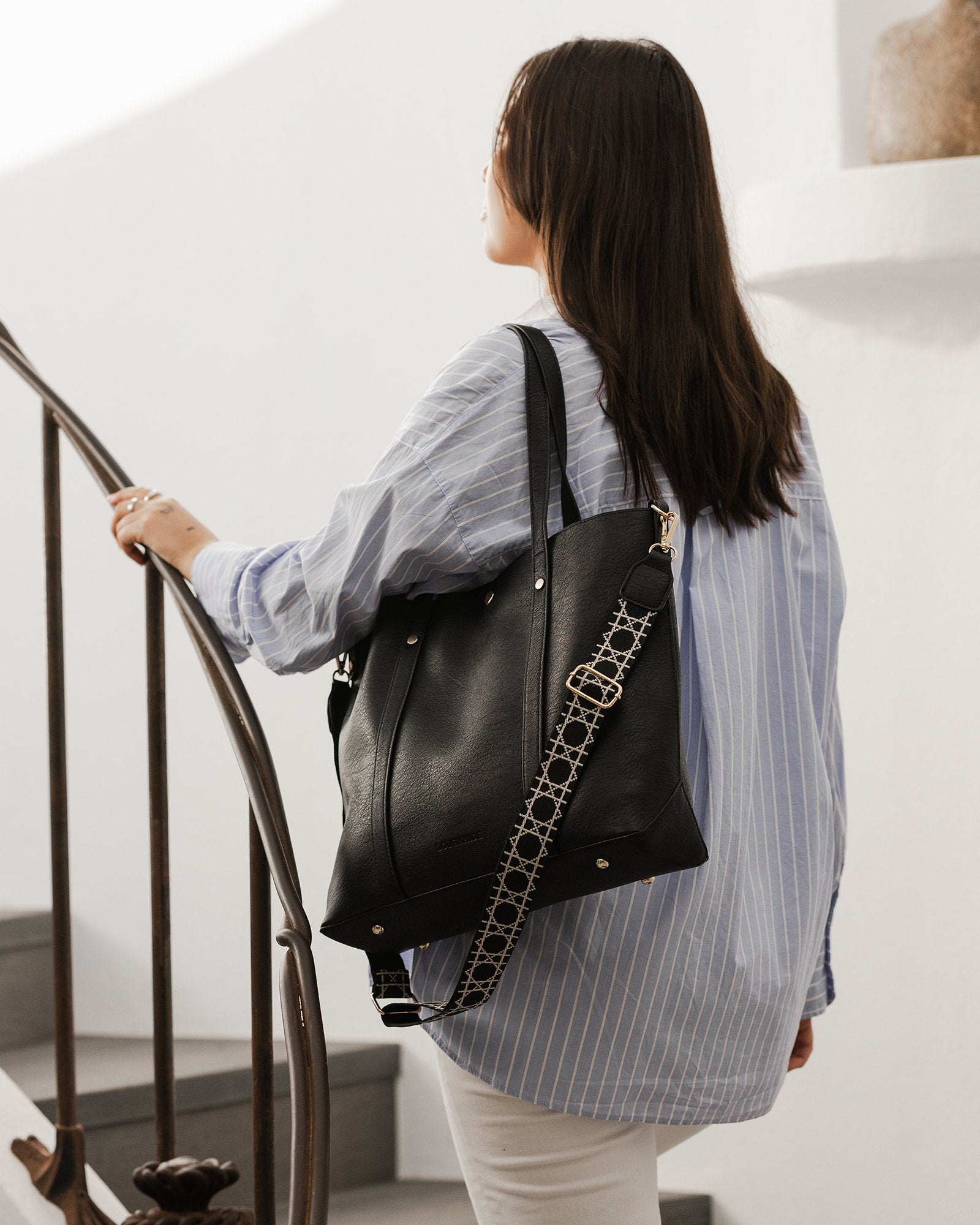 The Louenhide Nevada Ezra Strap Tote Bag is a relaxed tote bag which can double as a work bag. Soft yet structured, this bag is the perfect everyday bag for the woman on the go. Featuring a luxurious suedette lining, this shoulder bag is spacious and functional with enough room to carry all of your essentials and more!