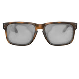 Holbrook is a timeless, classic design fused with modern Oakley technology. Inspired by the screen heroes from the 1940s, 50s, and 60s, this design epitomizes the spirit of exploration and adventure. The iconic American frame design is accented by metal rivets and Oakley icons, perfect for those who seek equal parts performance and style.