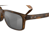Holbrook is a timeless, classic design fused with modern Oakley technology. Inspired by the screen heroes from the 1940s, 50s, and 60s, this design epitomizes the spirit of exploration and adventure. The iconic American frame design is accented by metal rivets and Oakley icons, perfect for those who seek equal parts performance and style.