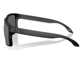 Holbrook is a timeless, classic design fused with modern Oakley technology. Inspired by the screen heroes from the 1940s, 50s, and 60s, this design epitomizes the spirit of exploration and adventure. The iconic American frame design is accented by metal rivets and Oakley icons, perfect for those who seek equal parts performance and style