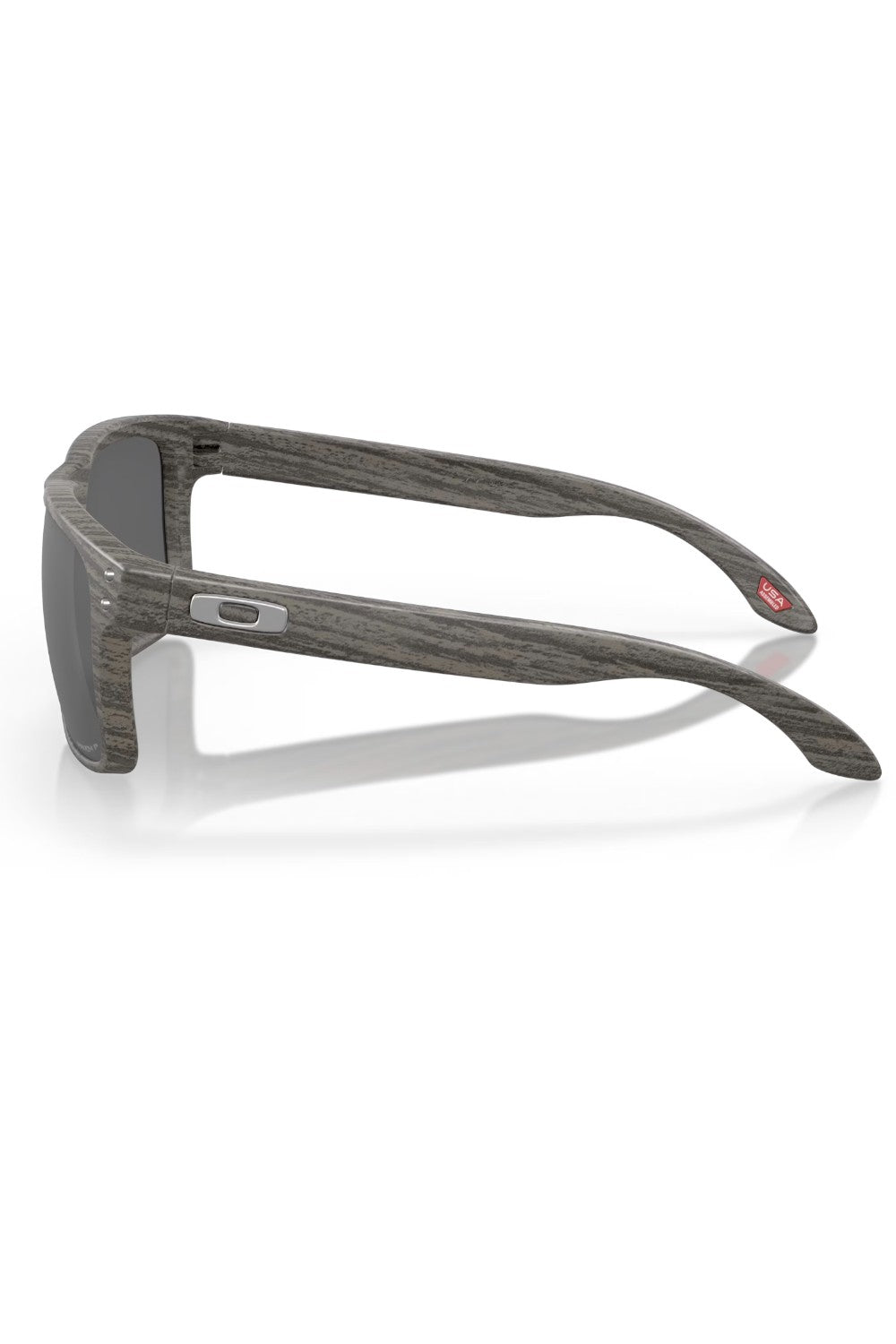 Holbrook is a timeless, classic design fused with modern Oakley technology. Inspired by the screen heroes from the 1940s, 50s, and 60s, this design epitomizes the spirit of exploration and adventure. The iconic American frame design is accented by metal rivets and Oakley icons, perfect for those who seek equal parts performance and style.