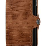 With two Card protectors to hold double the content, the Twinwallet carries up to 16 cards, banknotes and receipts, but remains compact in size. Together with its sturdy closure and exterior, to hold extra cards, banknotes and receipts, the Twinwallet holds much but remains compact in size.
