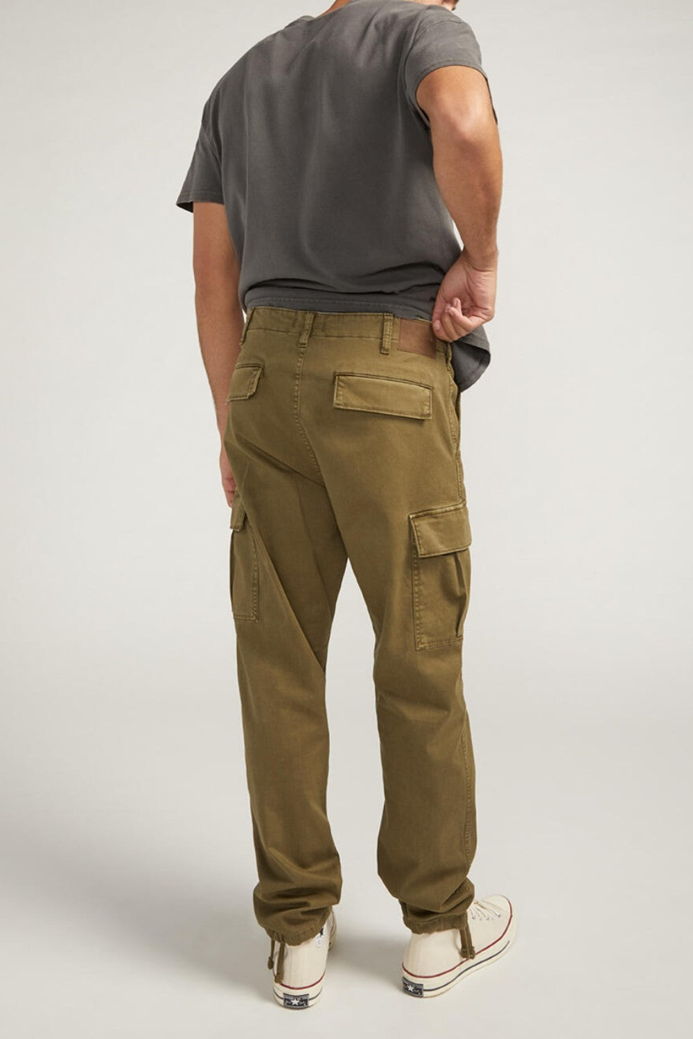 Style meets function with our cargo pants made with Essential Twill fabric. A must-have addition to your spring wardrobe, these offer a relaxed fit with adjustable leg openings. Enjoy the perfect blend of comfort, durability and timeless style.