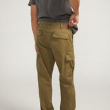 Style meets function with our cargo pants made with Essential Twill fabric. A must-have addition to your spring wardrobe, these offer a relaxed fit with adjustable leg openings. Enjoy the perfect blend of comfort, durability and timeless style.