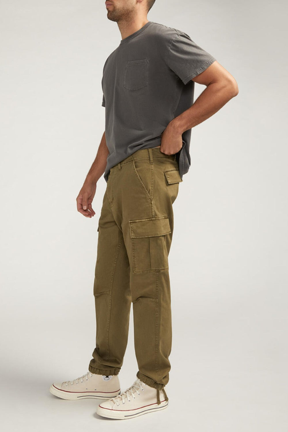 Style meets function with our cargo pants made with Essential Twill fabric. A must-have addition to your spring wardrobe, these offer a relaxed fit with adjustable leg openings. Enjoy the perfect blend of comfort, durability and timeless style.