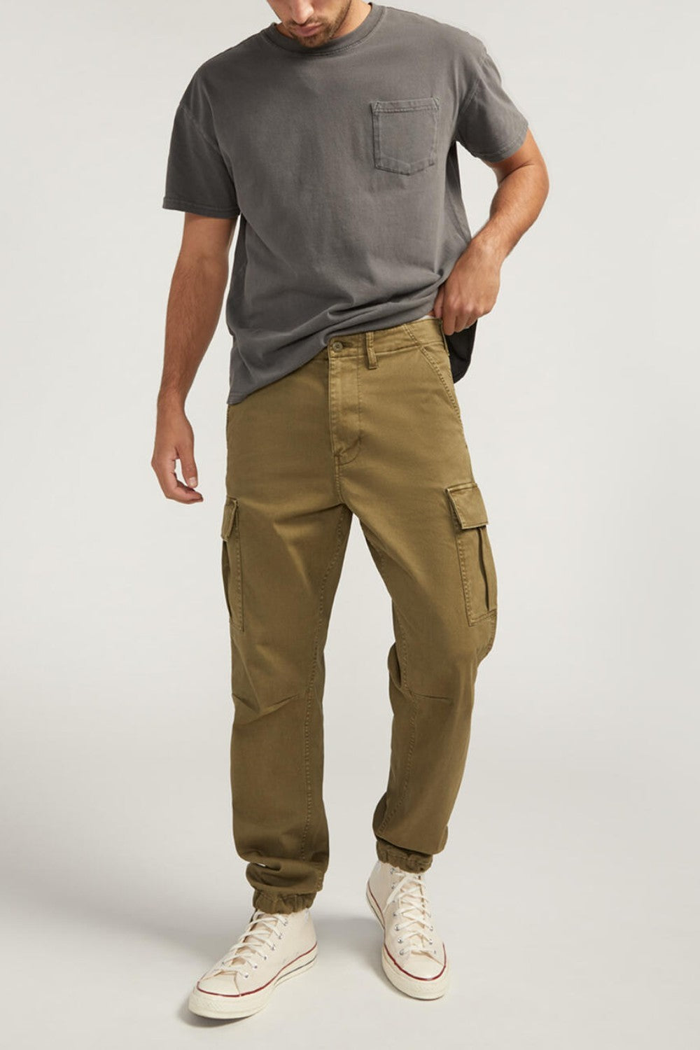 Style meets function with our cargo pants made with Essential Twill fabric. A must-have addition to your spring wardrobe, these offer a relaxed fit with adjustable leg openings. Enjoy the perfect blend of comfort, durability and timeless style.