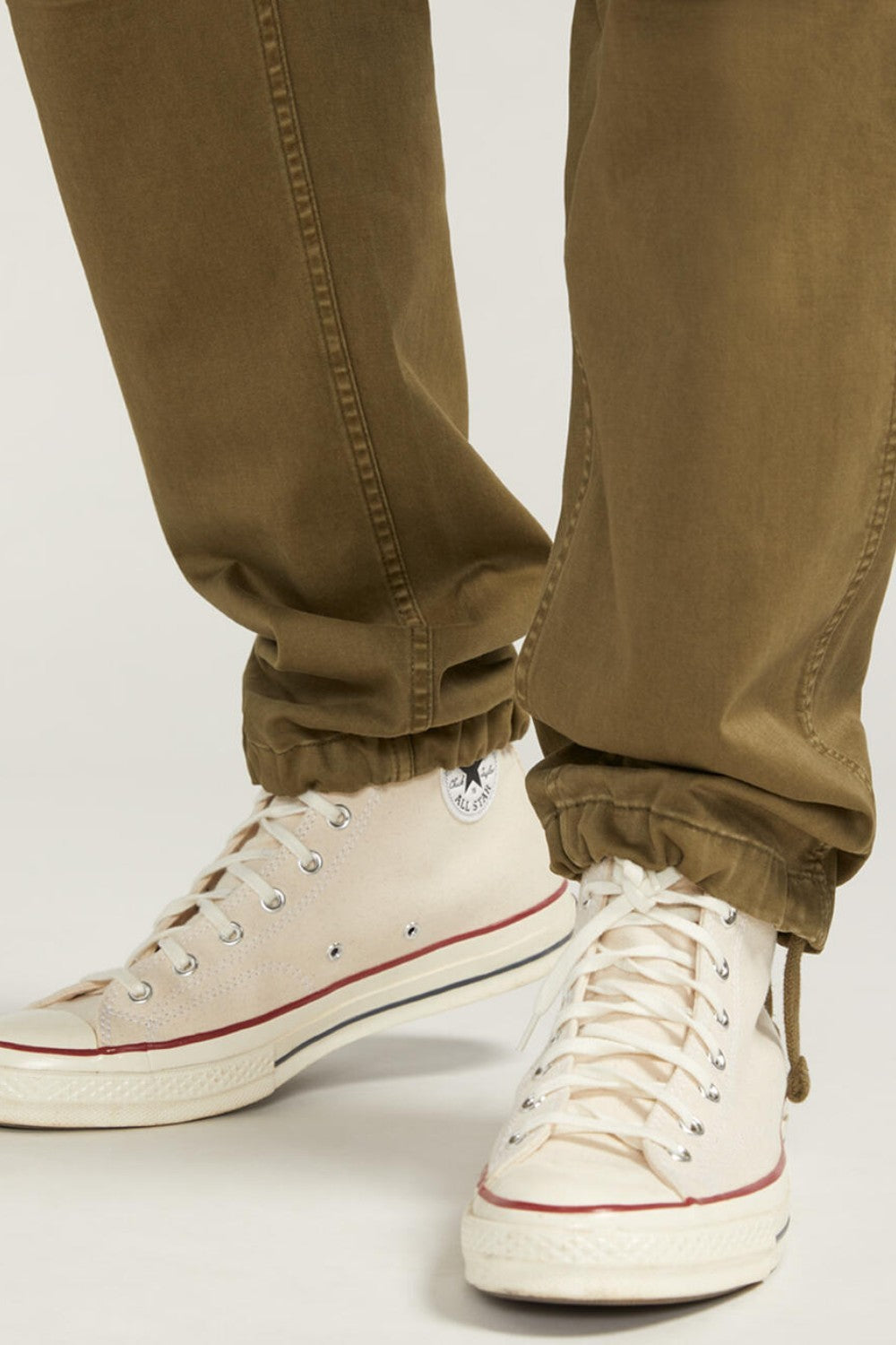 Style meets function with our cargo pants made with Essential Twill fabric. A must-have addition to your spring wardrobe, these offer a relaxed fit with adjustable leg openings. Enjoy the perfect blend of comfort, durability and timeless style.