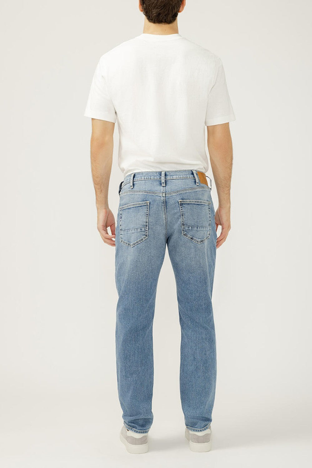 Machray is a modern take on the athletic fit jean, featuring a longer saddle and a slim-yet-spacious fit through the hip and thigh. Built for a close-but-comfortable sporty look, it’s finished with a classic straight leg opening for a sleek finish.