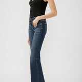 Suki is the best-selling Silver Jeans Co. curvy fit, now made with Luxe Stretch denim. Designed to enhance curves, this pair creates a flattering silhouette with ease in the hip and thigh to hug every angle. The classic mid rise is comfortable, and the contoured waistband ensures a zero-gap fit.