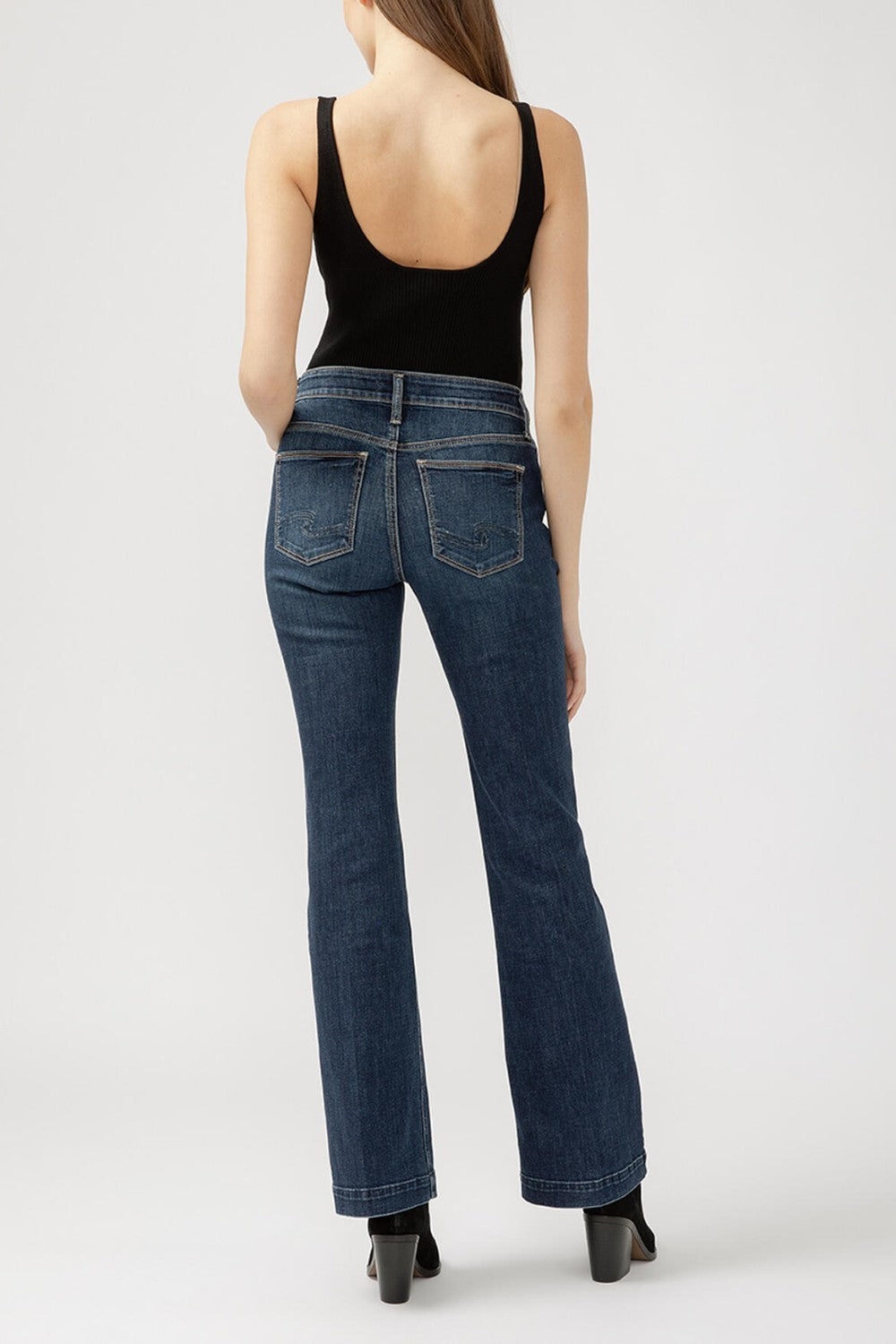 Suki is the best-selling Silver Jeans Co. curvy fit, now made with Luxe Stretch denim. Designed to enhance curves, this pair creates a flattering silhouette with ease in the hip and thigh to hug every angle. The classic mid rise is comfortable, and the contoured waistband ensures a zero-gap fit.