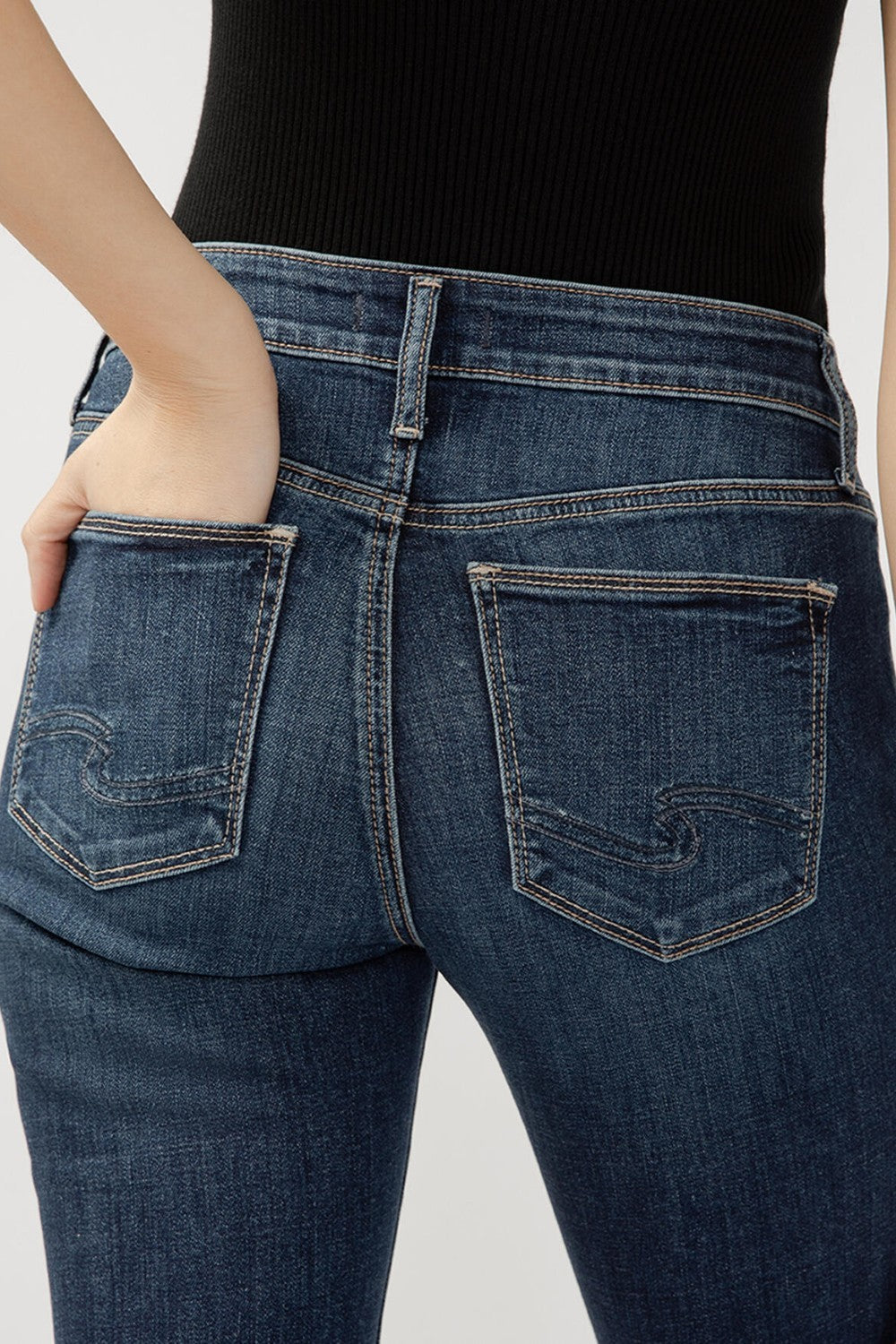 Suki is the best-selling Silver Jeans Co. curvy fit, now made with Luxe Stretch denim. Designed to enhance curves, this pair creates a flattering silhouette with ease in the hip and thigh to hug every angle. The classic mid rise is comfortable, and the contoured waistband ensures a zero-gap fit.