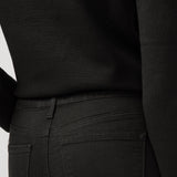 Suki is the best-selling Silver Jeans Co. curvy fit, now made with Luxe Stretch denim. Designed to enhance curves, this pair creates a flattering silhouette with ease in the hip and thigh to hug every angle. The classic mid rise is comfortable, and the contoured waistband ensures a zero-gap fit.