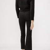 Suki is the best-selling Silver Jeans Co. curvy fit, now made with Luxe Stretch denim. Designed to enhance curves, this pair creates a flattering silhouette with ease in the hip and thigh to hug every angle. The classic mid rise is comfortable, and the contoured waistband ensures a zero-gap fit.