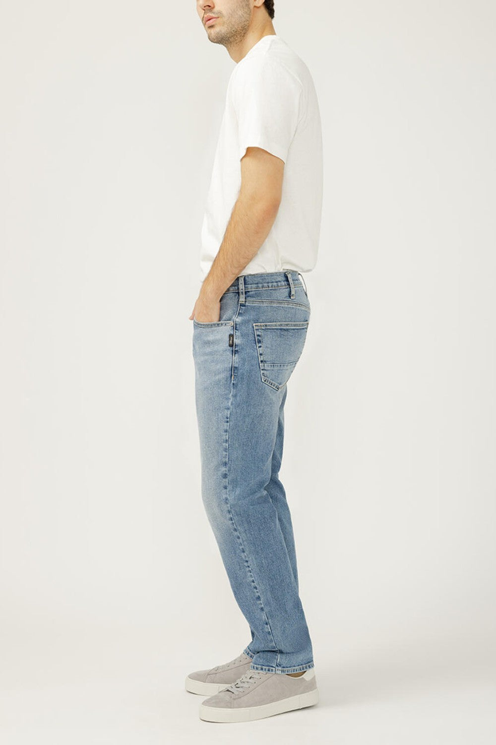 Machray is a modern take on the athletic fit jean, featuring a longer saddle and a slim-yet-spacious fit through the hip and thigh. Built for a close-but-comfortable sporty look, it’s finished with a classic straight leg opening for a sleek finish.