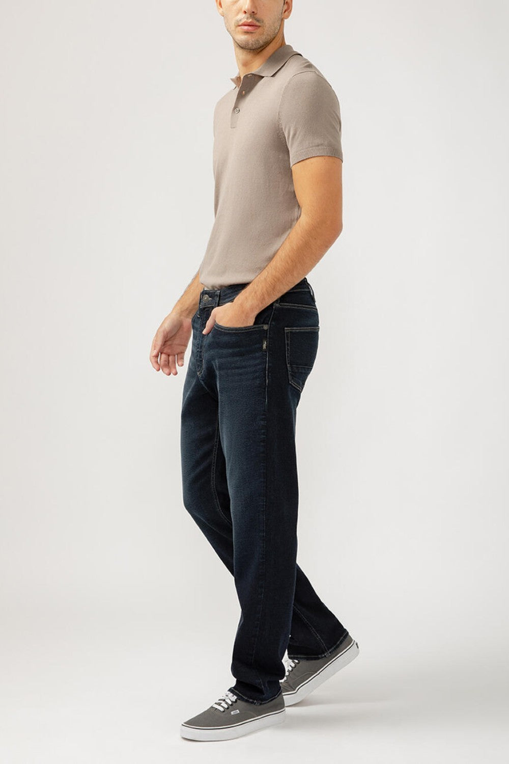 Our Desk to Dinner Machray jean will have you dressed to impress from 9-5 and 5-9. Featuring a longer saddle and a slim-yet-spacious fit through the hip and thigh, with plenty of stretch for all-day comfort and a sleek straight leg opening. This refined dark denim is the perfect everyday staple.