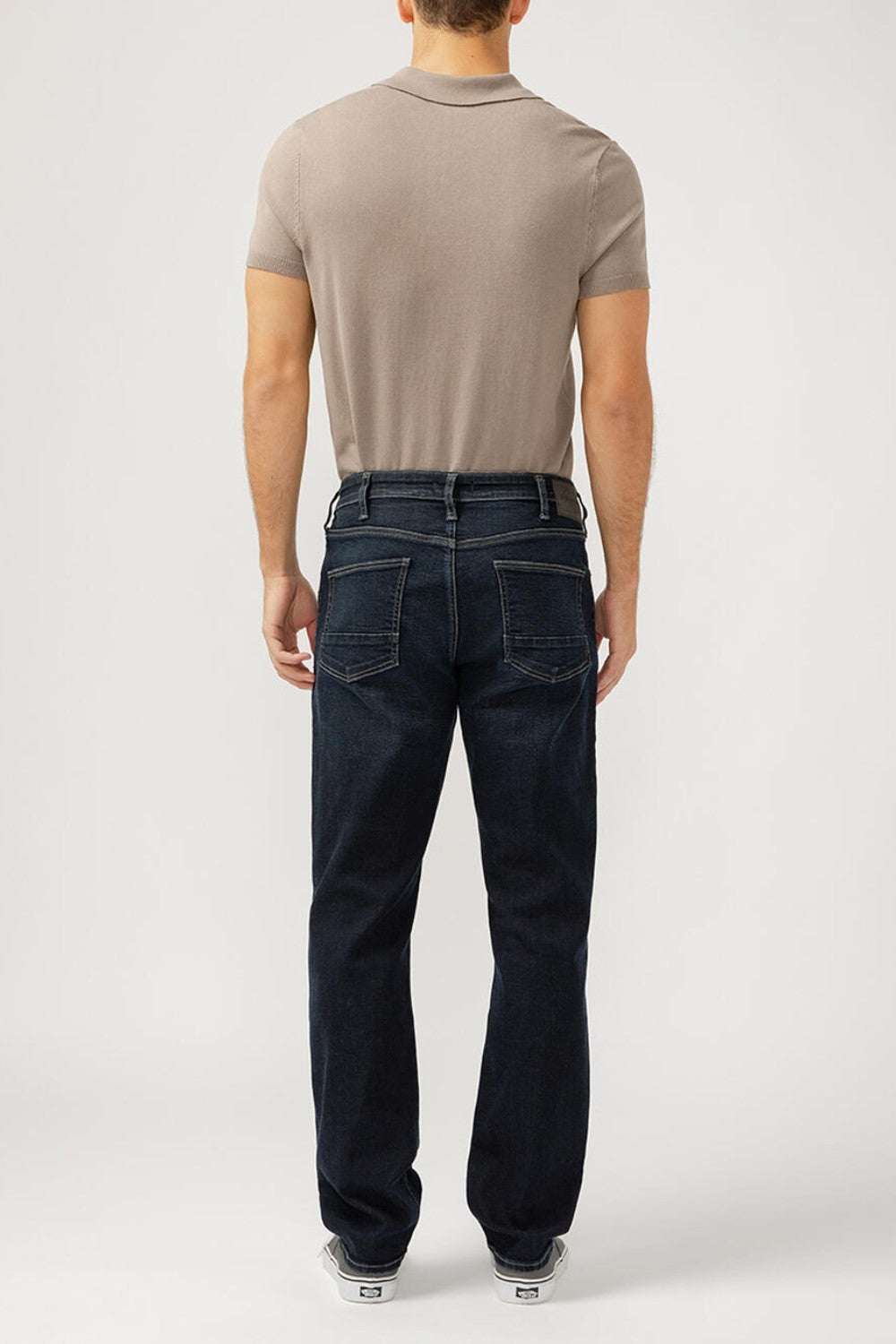 Our Desk to Dinner Machray jean will have you dressed to impress from 9-5 and 5-9. Featuring a longer saddle and a slim-yet-spacious fit through the hip and thigh, with plenty of stretch for all-day comfort and a sleek straight leg opening. This refined dark denim is the perfect everyday staple.