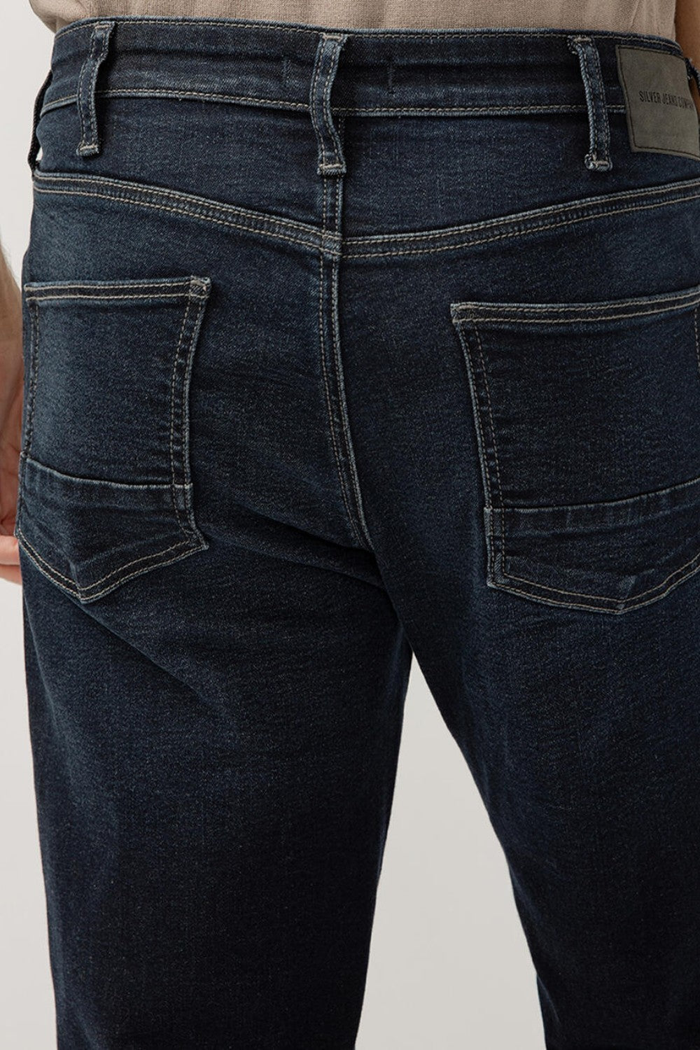Our Desk to Dinner Machray jean will have you dressed to impress from 9-5 and 5-9. Featuring a longer saddle and a slim-yet-spacious fit through the hip and thigh, with plenty of stretch for all-day comfort and a sleek straight leg opening. This refined dark denim is the perfect everyday staple.