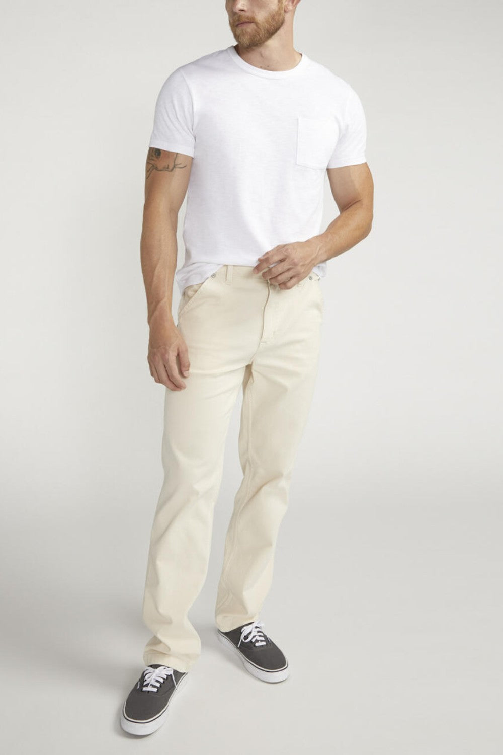 Add a touch of creativity to your wardrobe with a classic style that brings out the fresher side of spring and summer. Our light cream painter pants sit comfortably at the waist, with a relaxed fit, a novelty loophole and an easy access pocket on the sides.